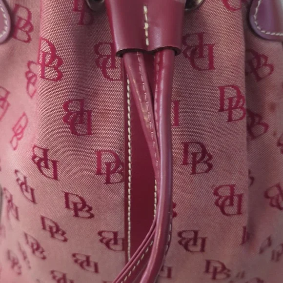 VINTAGE DOONEY & BOURKE RED SIGNATURE MINI DRAWSTRING BUCKET HANDBAG - Picture 3 of 15